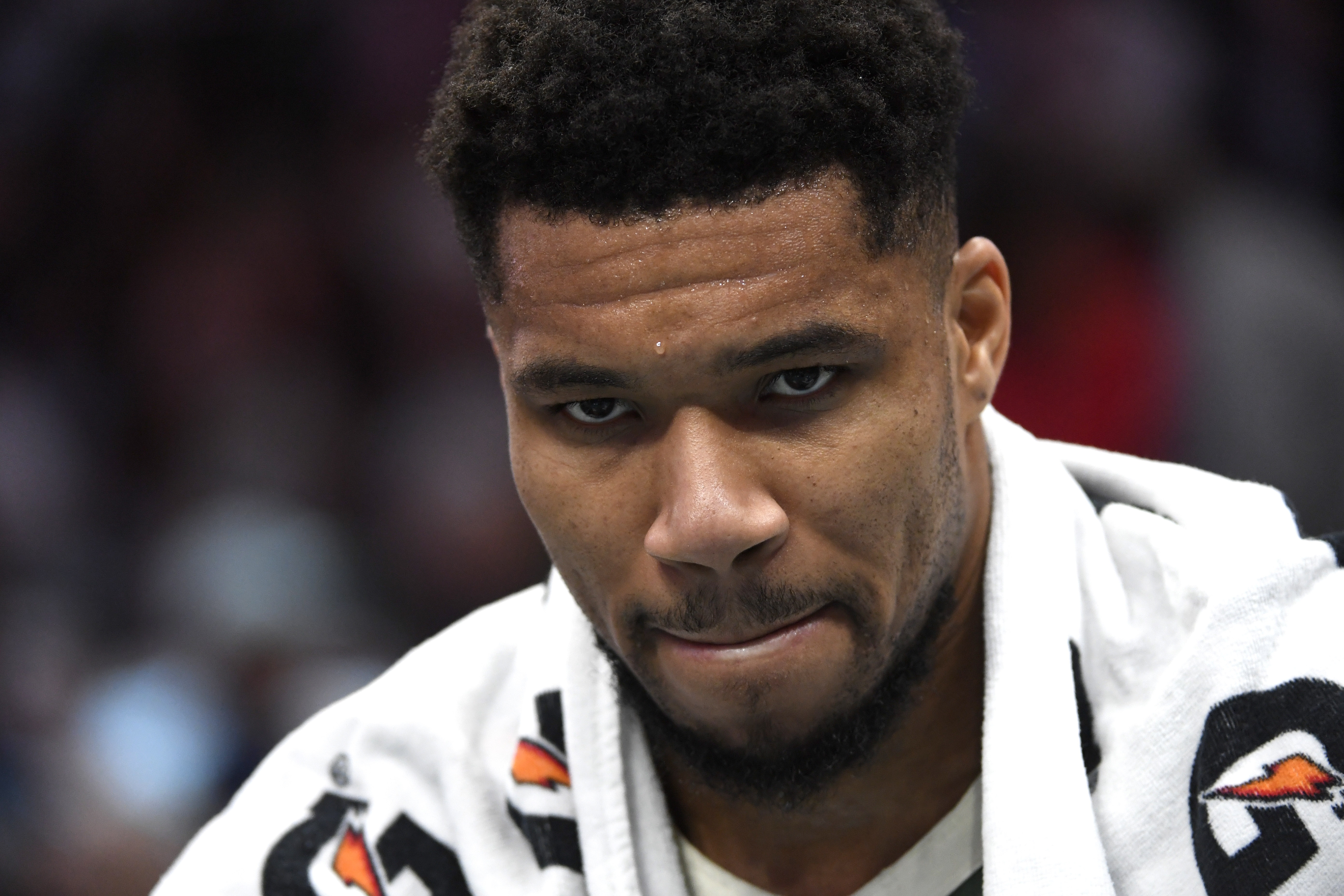 开运在线赛事平台-无心恋战？字母哥最后时刻伤退&amp;8中4拿到22分13板7助 罚球16中14