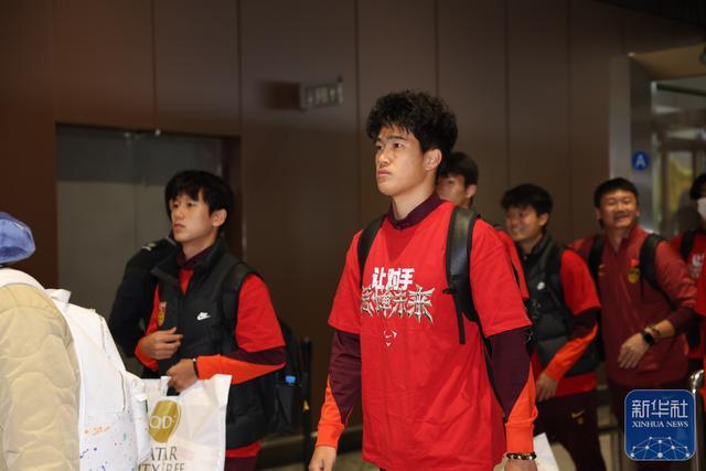 kaiyun sports-U23国足抵达北京，大批球迷到机场迎接